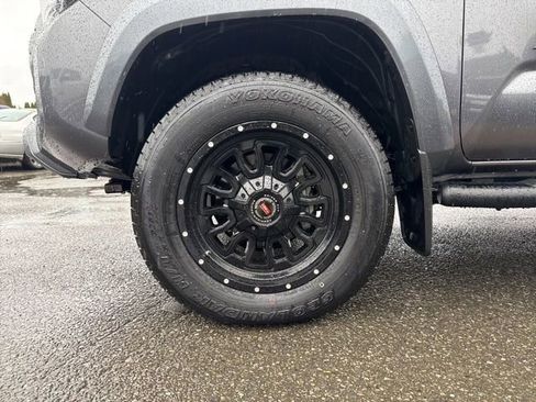 Used 2017 Toyota Tacoma TRD Sport w/ Tow Package image 14