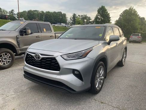 Used 2021 Toyota Highlander Limited AWD/4WD image 4