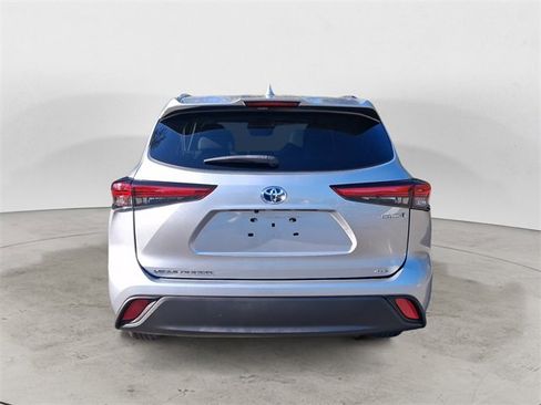 Used 2021 Toyota Highlander XLE image 4