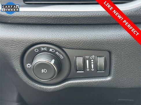 Used 2025 Chrysler Pacifica Select image 27