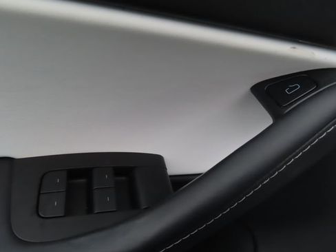 Used 2021 Tesla Model Y Long Range AWD/4WD image 13