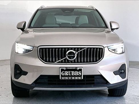 Certified 2023 Volvo XC40 B5 Plus AWD/4WD image 3