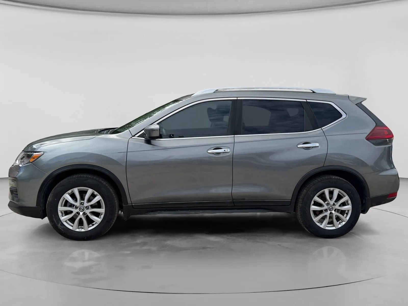 Used 2018 Nissan Rogue SV FWD image 2
