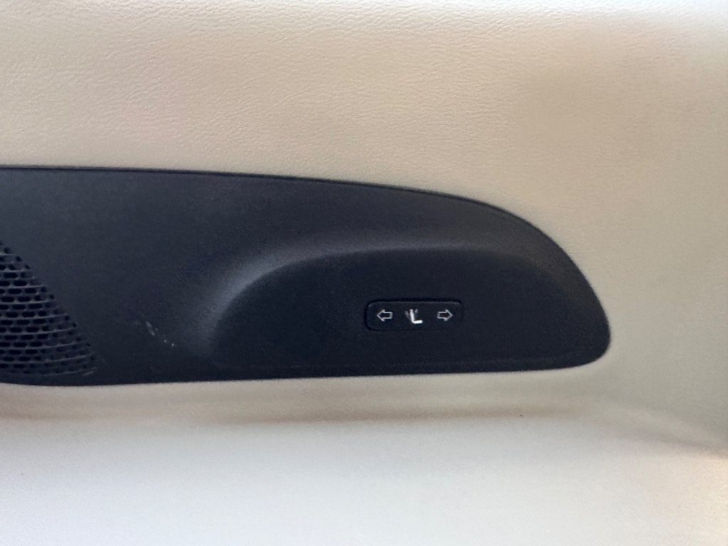 Used 2017 Chrysler Pacifica Limited w/ UConnect Theater Package FWD image 27
