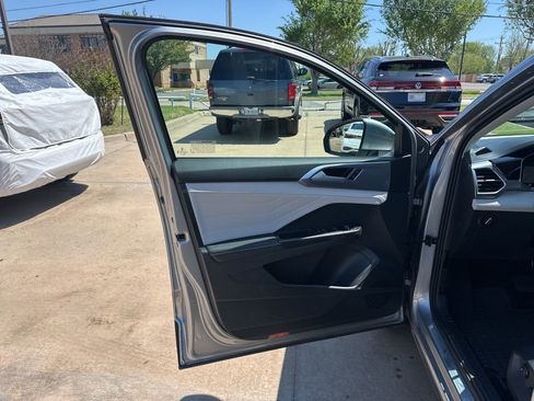 Used 2025 Volkswagen Taos SEL w/ Black Wheel Plus Package image 9