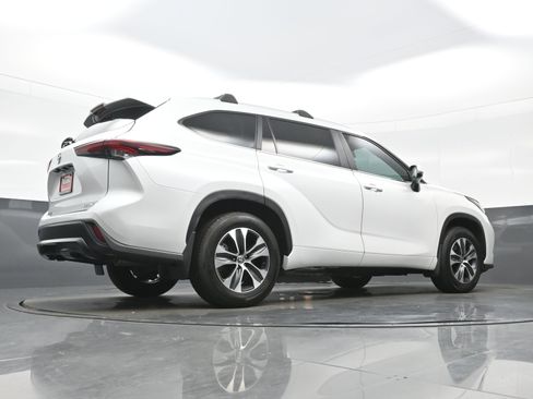Used 2024 Toyota Highlander XLE AWD/4WD image 33