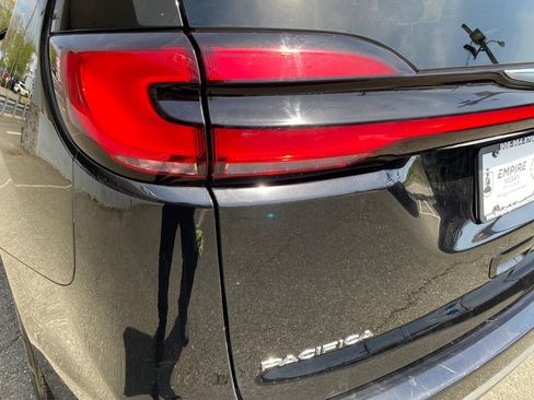 Used 2024 Chrysler Pacifica Touring-L FWD image 25