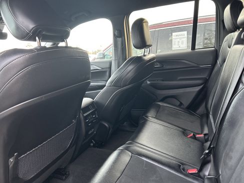 Used 2025 Jeep Grand Cherokee Altitude image 10