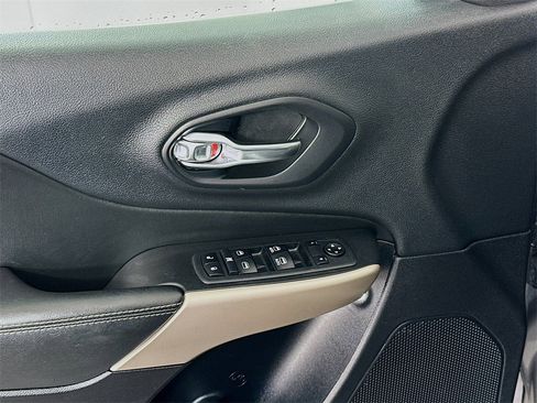 Used 2018 Jeep Cherokee Limited image 17