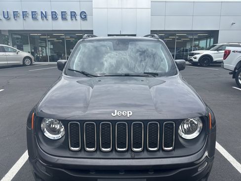 Used 2018 Jeep Renegade Latitude FWD image 2