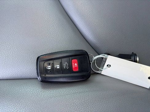 Used 2021 Toyota Highlander XLE AWD/4WD image 29