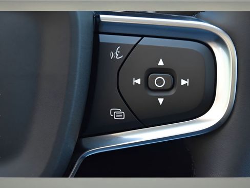 Certified 2025 Volvo XC40 B5 Plus w/ Protection Package Premier image 25