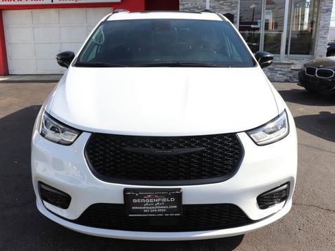 Used 2025 Chrysler Pacifica Limited FWD image 8