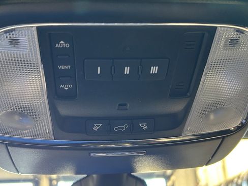 Used 2019 Jeep Grand Cherokee Altitude image 38