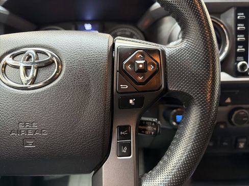 Used 2021 Toyota Tacoma TRD Off-Road w/ Technology Package AWD/4WD image 17