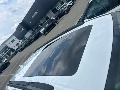 Used 2022 Chrysler Pacifica Limited FWD image 3