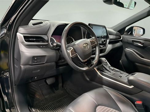 Used 2022 Toyota Highlander XSE FWD image 10