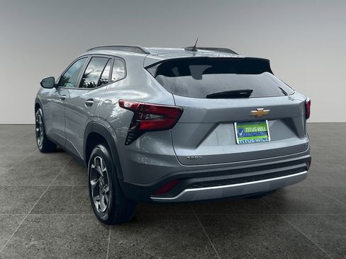 Used 2025 Chevrolet Trax LT w/ LT Convenience Package image 5