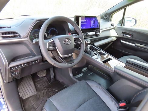 Used 2025 Toyota Sienna Platinum AWD/4WD image 29