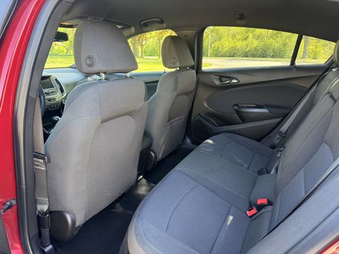 Used 2018 Chevrolet Cruze LT w/ Convenience Package FWD image 11