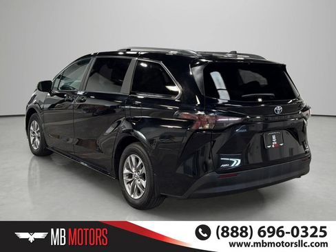 Used 2024 Toyota Sienna LE AWD/4WD image 5