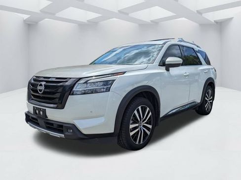 Used 2023 Nissan Pathfinder Platinum w/ Black Appearance Package AWD/4WD image 10