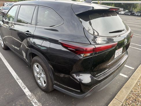 Used 2025 Toyota Highlander LE image 5