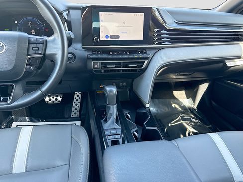 Used 2025 Toyota Camry SE w/ Convenience Package image 17