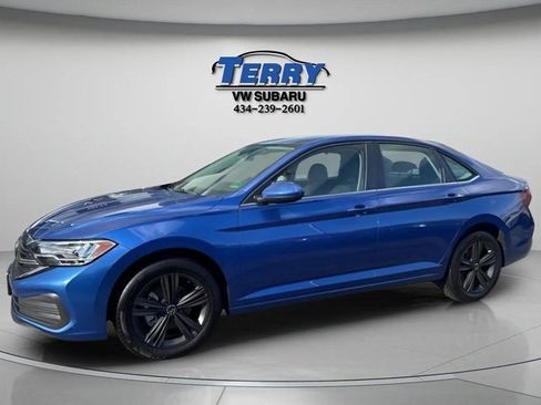 Used 2024 Volkswagen Jetta SE w/ Panoramic Sunroof Package image 3