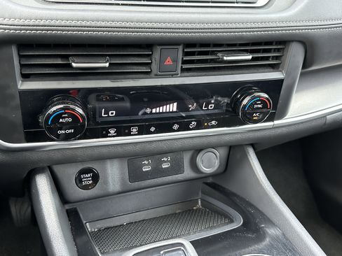 Used 2025 Nissan Rogue SV image 30