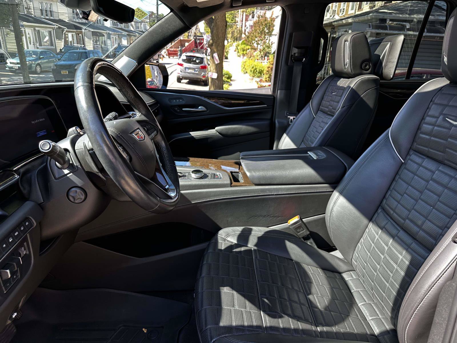Used 2024 Cadillac Escalade Premium Luxury Platinum AWD/4WD image 16