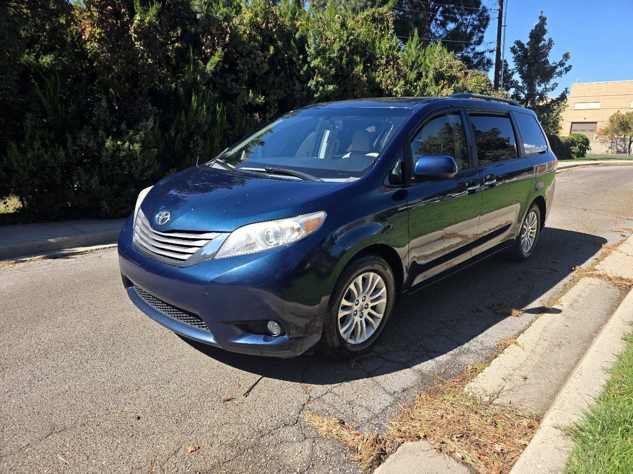 Used 2012 Toyota Sienna XLE FWD image 4