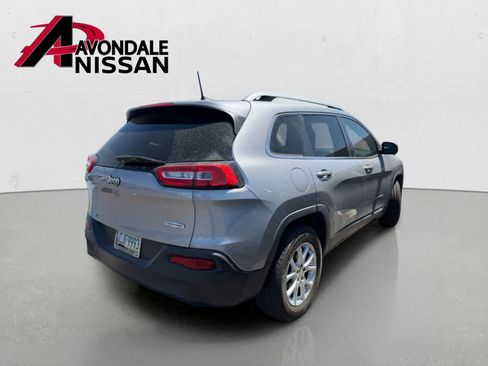 Used 2017 Jeep Cherokee Latitude FWD image 3