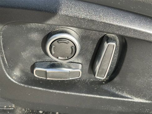 Used 2024 Land Rover Defender 130 X-Dynamic SE image 29