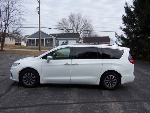 Used 2021 Chrysler Pacifica Touring-L FWD image 6