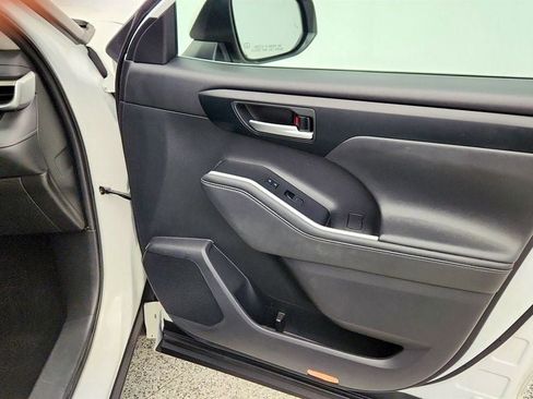 Used 2021 Toyota Highlander XLE image 27