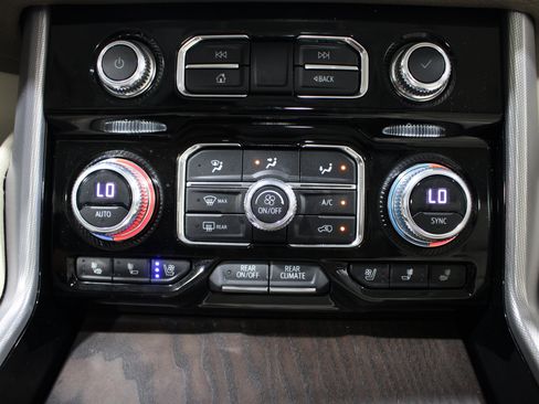 Used 2023 GMC Yukon XL Denali AWD/4WD image 17
