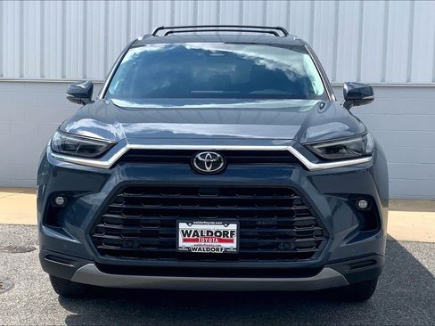 Used 2024 Toyota Grand Highlander AWD image 3