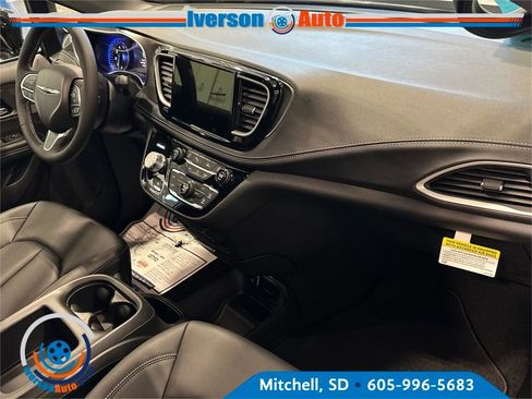 New 2026 Chrysler Pacifica Select image 30