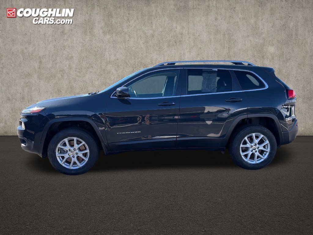 Used 2018 Jeep Cherokee Latitude Plus w/ Cold Weather Group AWD/4WD image 4