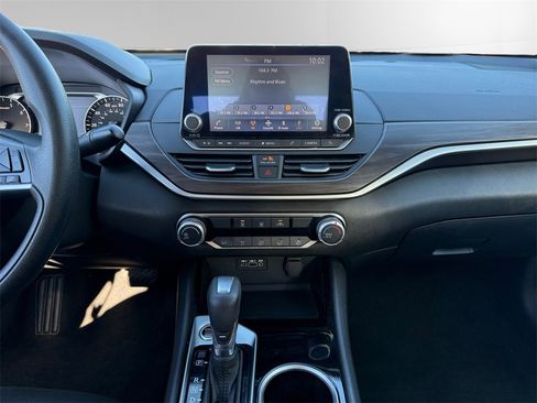 Used 2024 Nissan Altima 2.5 SV image 11