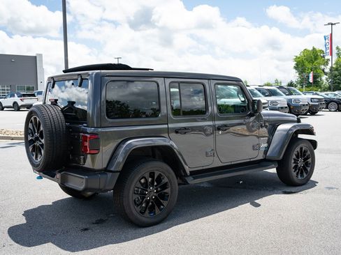 Used 2022 Jeep Wrangler Unlimited Sahara w/ Cold Weather Group AWD/4WD image 10