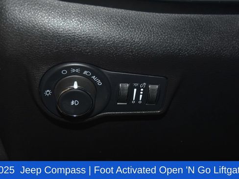 Used 2025 Jeep Compass Latitude w/ Sun & Sound Group AWD/4WD image 10