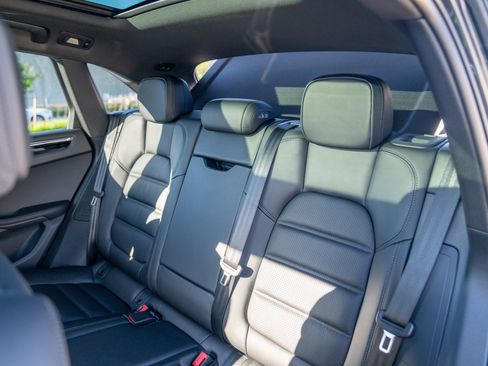 Certified 2026 Porsche Macan AWD/4WD image 23