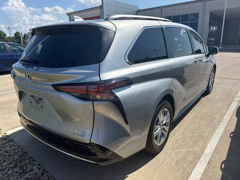 Used 2021 Toyota Sienna Limited FWD image 2