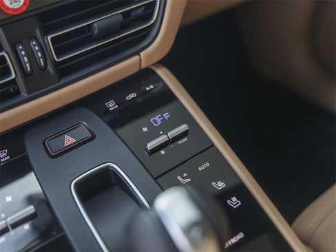 Used 2025 Porsche Macan image 25