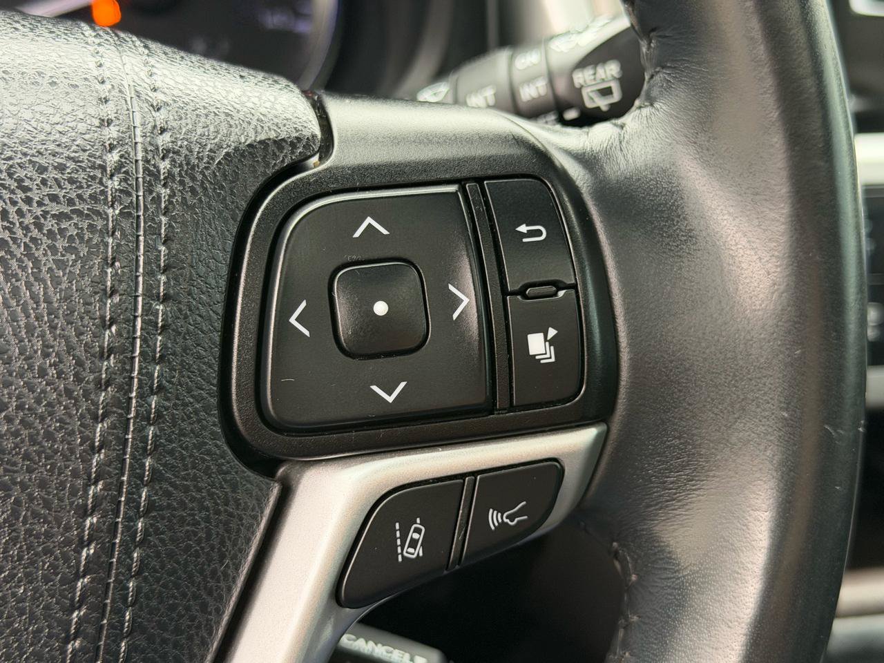 Used 2019 Toyota Highlander XLE FWD image 14