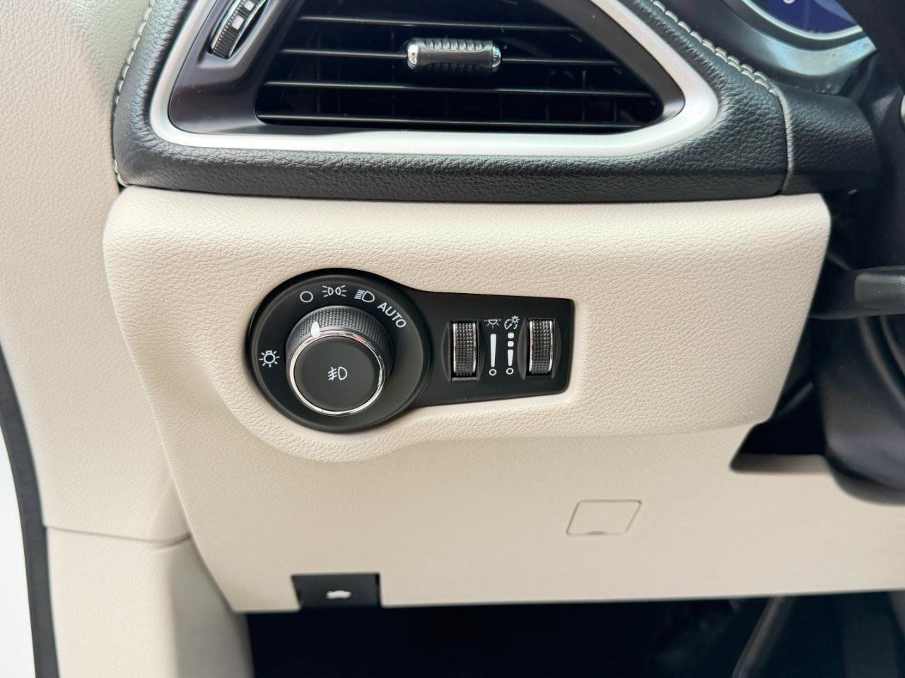 Used 2024 Chrysler Pacifica Limited FWD image 19