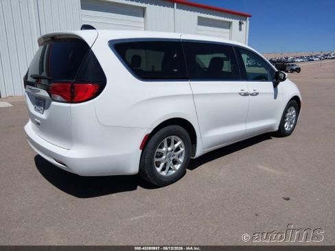 Used 2022 Chrysler Voyager LX FWD image 8