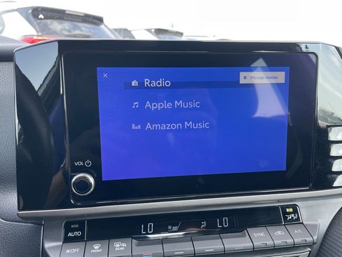 Used 2025 Toyota Camry SE image 15